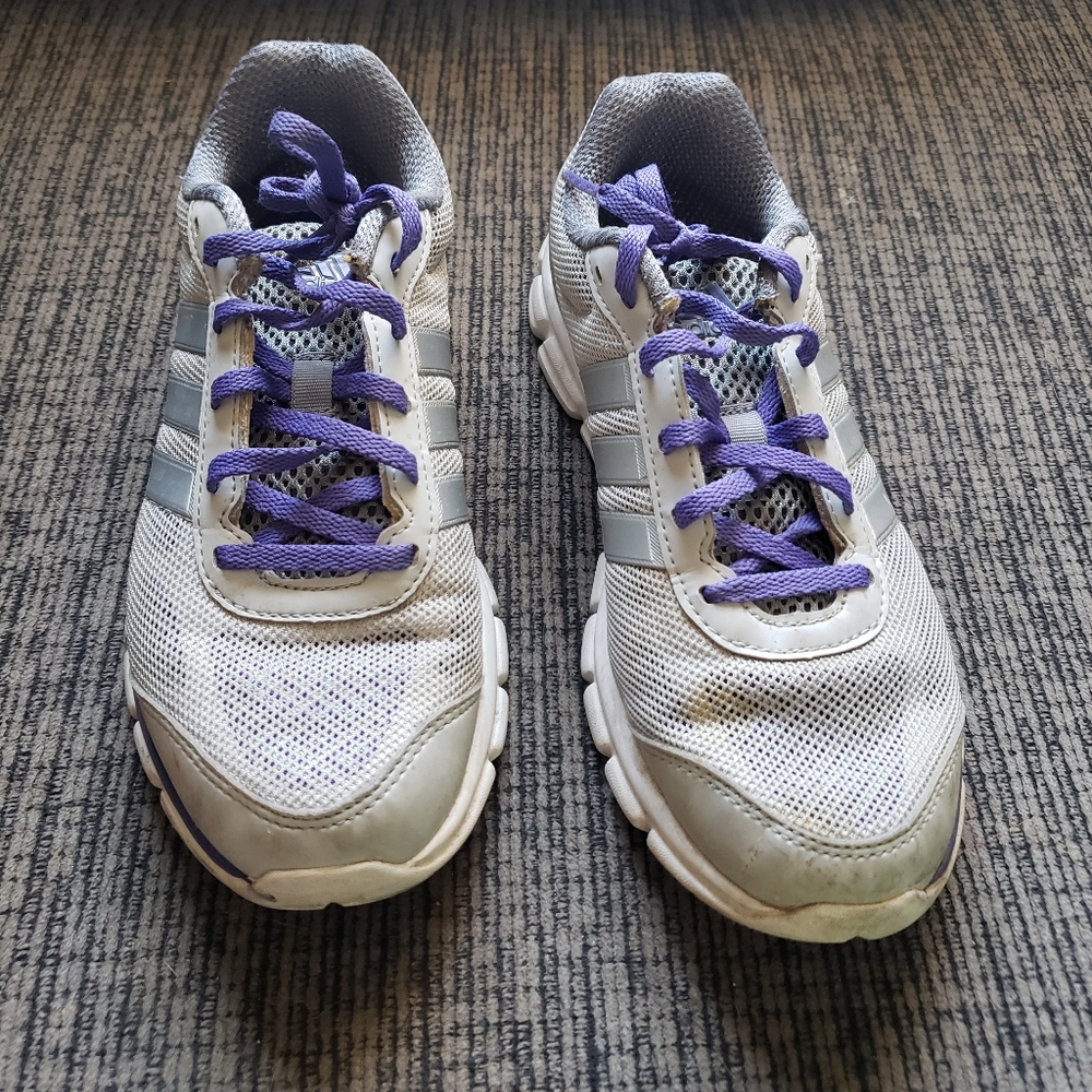 Adidas tennis shoes w6